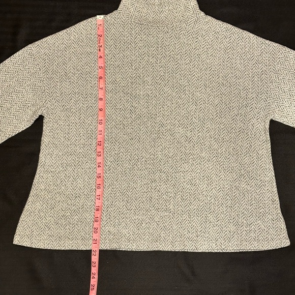 Peyton Primrose Gray Houndstooth Knit Sweater - Picture 6 of 7